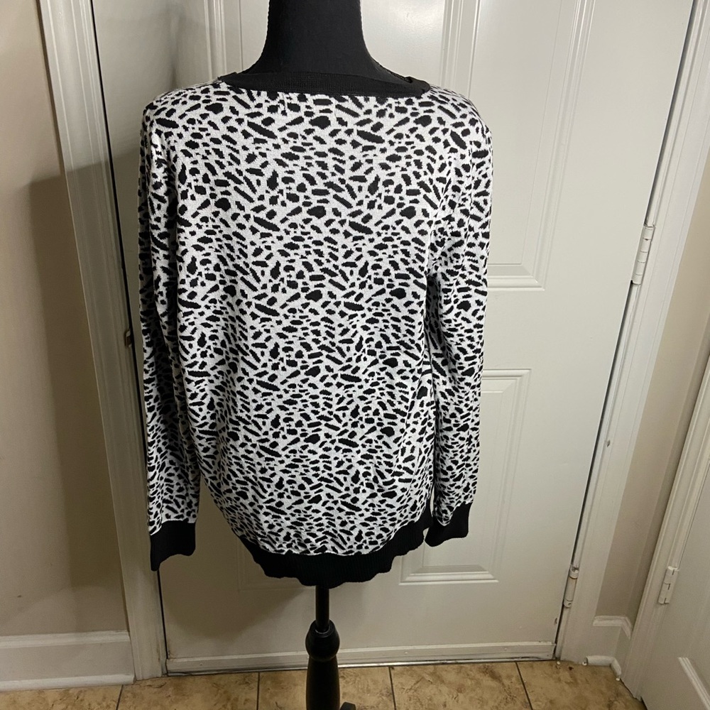 Woman’s X-Large POL animal print black and white sweater - Picture 2 of 4